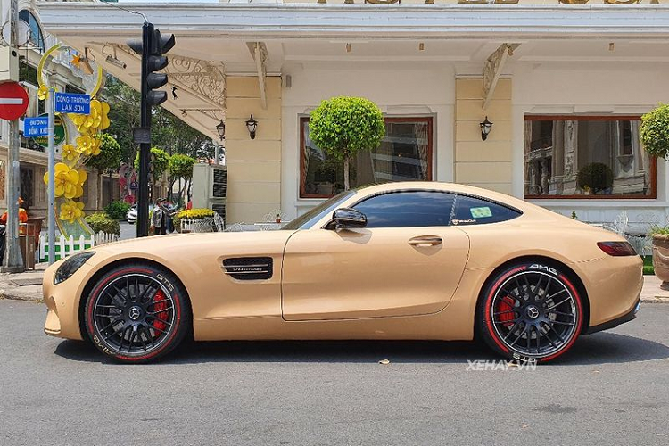 Siêu xe Mercedes-AMG GT S được bàn giao cho chủ nhân vào tháng 6/2018, tới tháng 11/2020 được dán decal màu vàng cát (Sand) cực lạ mắt này. Bộ cánh mới giúp siêu xe thể thao Đức trở nên độc đáo và nổi bật hơn rất nhiều, bởi vì vẫn còn rất ít xe trên thế giới "dám thử" tông màu này.