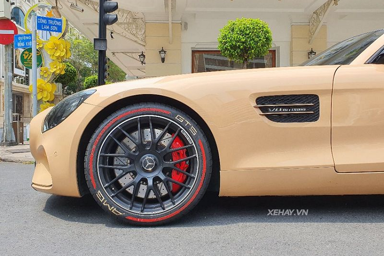 Mercedes-AMG GT S đầu tiên Việt Nam tiếp tục gây ấn tượng với cửa sổ trời siêu rộng chạy dọc mui xe, cản sau tích hợp chụp ống xả kép mạ chrome và cánh gió phía sau dễ dàng bật lên bằng một nút nhấn. Chưa hết, đơn vị dán decal cũng trang trí thêm cho siêu coupe Đức nhiều chi tiết màu đỏ ở logo ngôi sao ba cánh giữa lưới tản nhiệt và viền các mâm xe.