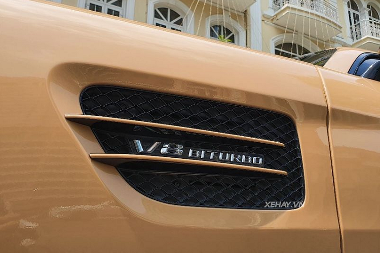 Mercedes-AMG GT S lấy sức mạnh từ khối động cơ tăng áp kép V8 4.0L sản sinh công suất 510 mã lực và mô-men xoắn cực đại 650Nm, siêu coupe chỉ cần 3,8 giây để tăng tốc từ 0 - 100 km/h. Được biết, giá xe Mercedes-AMG GT S sau khi hoàn tất các thủ tục để lăn bánh trên đường phố của chiếc rơi vào khoảng 10,8 tỷ đồng.