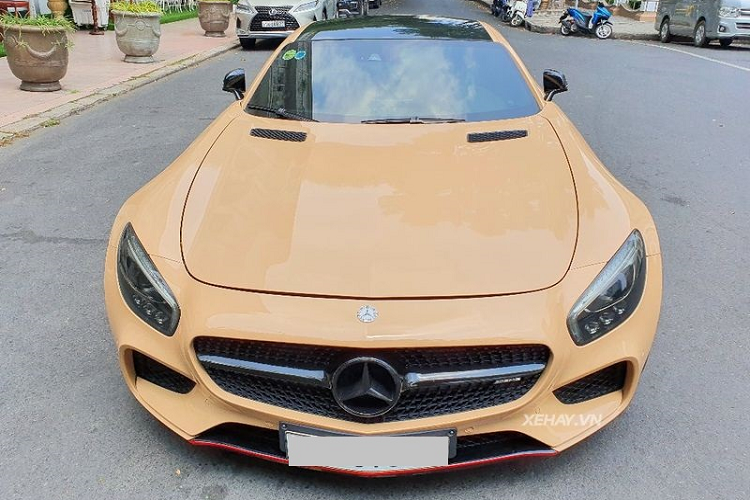 Lớp decal màu cà phê sữa mới rất hợp với AMG GT S, nó giúp tôn lên từng đường nét thiết kế tinh tế của siêu xe, nhất là phần mũi xe dài ấn tượng và những đường gân dập nổi mạnh mẽ. Được biết, toàn bộ quá trình “lột xác” cho chiếc Mercedes-AMG GT S diễn ra trong vòng 1 tuần.