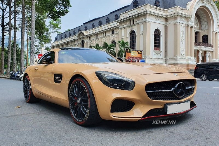 Thật ra, sắc vàng Solar Beam Yellow mới là màu sơn nguyên bản của chiếc Mercedes-AMG GT S đầu tiên về Việt Nam này - đồng thời cũng là chiếc GT S nhập khẩu chính hãng duy nhất.
