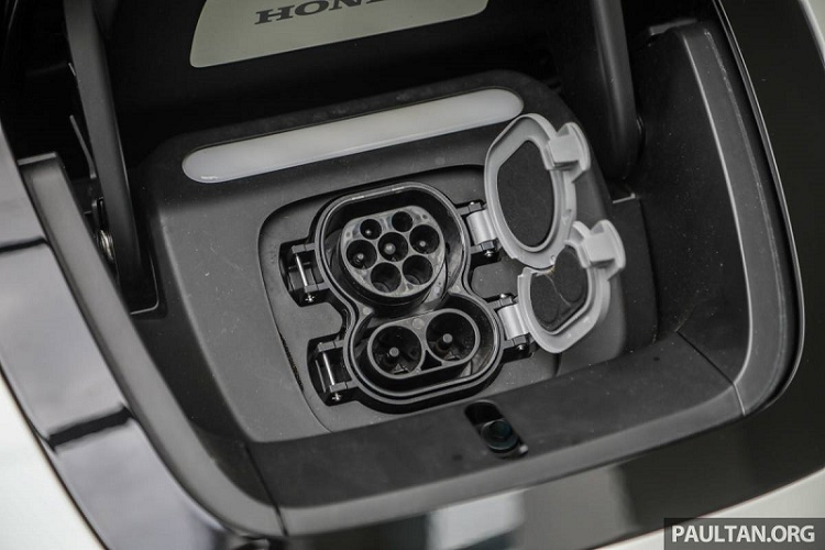 Với bộ sạc tiêu chuẩn, ước tính mất khoảng 4,1 giờ để sạc đầy từ 0 - 100%. Ngoài ra Honda e còn có tùy chọn bộ sạc nhanh DC với cổng kết nối CCS2 giúp tối ưu thời gian sạc, từ 0 - 80% chỉ trong vòng 30 phút. Honda e có phạm vi hoạt động 220 km cho một lần sạc. 