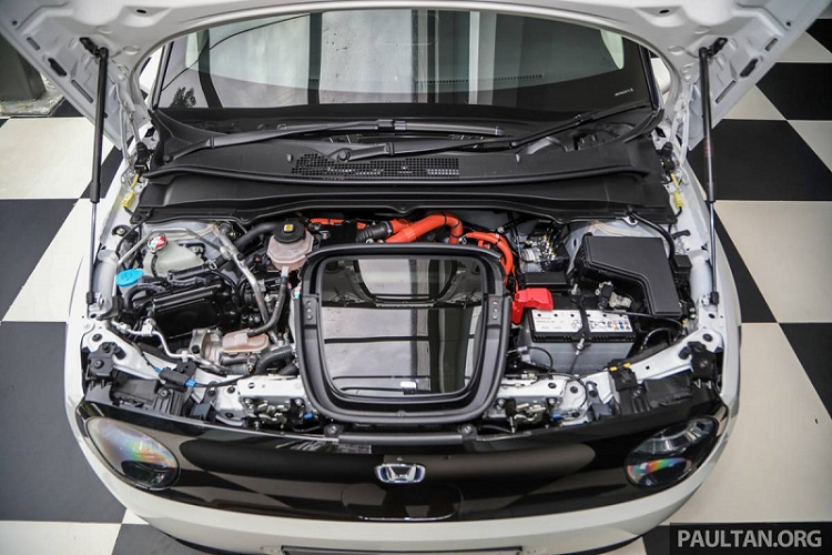 Chiếc Honda e hiện đang có mặt tại Malaysia là phiên bản Advance, được bổ sung thêm các tính năng như hỗ trợ đỗ xe tự động, hệ thống âm thanh cao cấp, camera đa góc nhìn và màn hình hiển thị chướng ngại vật phía sau khi lùi xe. Phiên bản Advance sử dụng bộ mâm 17 inch lớn hơn (bản Standard được trang bị mâm 16 inch), đi kèm bộ lốp Michelin Pilot Sport 4 cỡ 205/45.