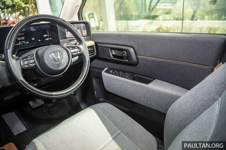 Honda e hỗ trợ sạc điện xoay chiều (AC) thông qua cổng kết nối Type 2. Bộ sạc điện tiêu chuẩn có công suất 7,4 kW đối với nguồn điện một pha và 22 kW khi sử dụng nguồn điện ba pha.