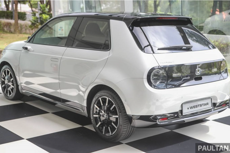 Cung cấp sức mạnh cho Honda e là một mô-tơ điện đặt ở trục sau, với năng lượng từ bộ pin lithium-ion 35,5 kWh tích hợp trên sàn xe.