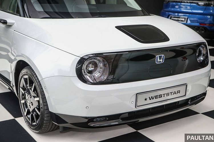 Một số trang bị tiêu chuẩn đáng chú ý trên Honda e bao gồm đèn pha LED tự động, cửa sổ trời, kính sau dán màu đen, vô lăng bọc da và tính năng Honda Connect hỗ trợ kết nối Apple CarPlay/Android Auto.