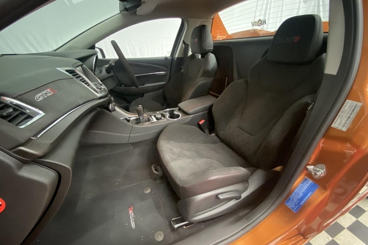 Walkinshaw Performance là đơn vị chịu trách nhiệm làm nên những chiếc bán tải có tính độc quyền này, và họ đã làm việc đó bằng cách lấy những chiếc xe GTSR Maloo tiêu chuẩn và lắp đặt cho chúng các phụ tùng W1 đặc biệt. Điều này có nghĩa là bên dưới nắp capô xe, bạn sẽ thấy một động cơ tăng áp LS9 V8 dung tích 6,2 lít, sản sinh công suất 636 mã lực và 815 Nm mô-men xoắn cực đại, hoạt động phối hợp hộp số sàn Tremec 6 cấp và hệ dẫn động cầu sau.