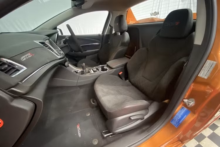 Walkinshaw Performance là đơn vị chịu trách nhiệm làm nên những chiếc bán tải có tính độc quyền này, và họ đã làm việc đó bằng cách lấy những chiếc xe GTSR Maloo tiêu chuẩn và lắp đặt cho chúng các phụ tùng W1 đặc biệt. Điều này có nghĩa là bên dưới nắp capô xe, bạn sẽ thấy một động cơ tăng áp LS9 V8 dung tích 6,2 lít, sản sinh công suất 636 mã lực và 815 Nm mô-men xoắn cực đại, hoạt động phối hợp hộp số sàn Tremec 6 cấp và hệ dẫn động cầu sau.