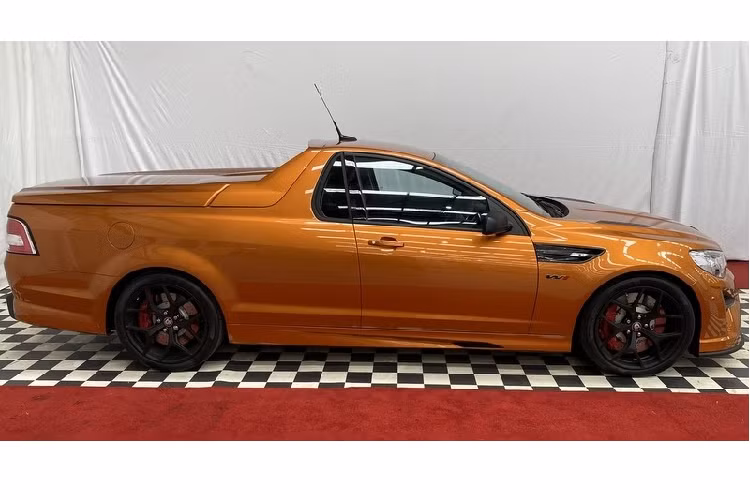 Đối với nội thất, phía trước có trang bị ghế HSV Podium điều chỉnh 8 hướng và vô lăng bọc Alcantara. Ghế ngồi trông có vẻ êm ái và thoải mái, phù hợp lái xe nhiều giờ mà không gây nhức mỏi. Ngoài ra, chiếc HSV GTSR Maloo W1 2017 có thể coi là còn mới nguyên khi mới chỉ chạy 681 km mà thôi.