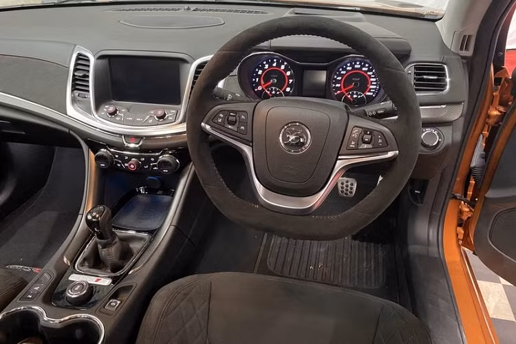 Vậy điều gì đã khiến chiếc bán tải này trở nên đặc biệt đến thế? Không giống như những chiếc xe bán tải tốc độ khác, HSV chỉ sản xuất 275 chiếc bán tải GTSR W1, và trong đó lại chỉ có 4 chiếc Maloo W1 cho một vài khách hàng đặc biệt mà thôi.