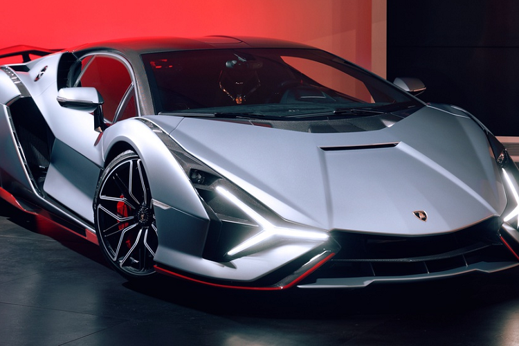 Một trong 2 chiếc Lamborghini Sian bản hybrid vừa cập bến thị trường Anh mang màu xám Grigio Nimbus với phần mui xe bằng carbon nổi và một số chi tiết trang trí màu đỏ Rosso Mars. Khoang lái bọc trong da màu đen đỏ.