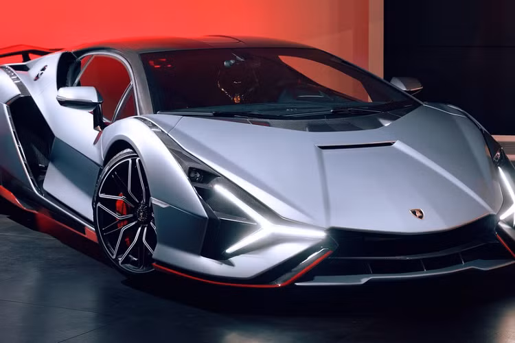 Một trong 2 chiếc Lamborghini Sian bản hybrid vừa cập bến thị trường Anh mang màu xám Grigio Nimbus với phần mui xe bằng carbon nổi và một số chi tiết trang trí màu đỏ Rosso Mars. Khoang lái bọc trong da màu đen đỏ.