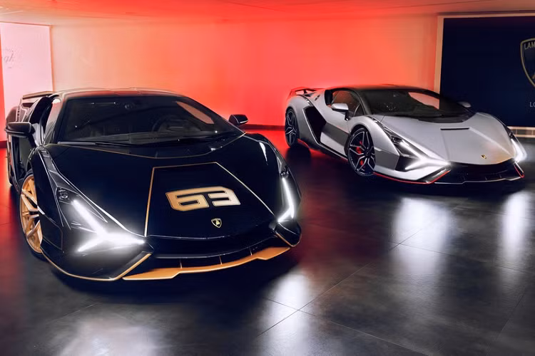 Bạn sẽ chẳng thể nhầm lẫn Sian với bất cứ siêu xe nào khác của Lamborghini. Chiếc xe có thiết kế hầm hố với nhiều đường cắt xẻ. Phần đầu xe nổi bật với thiết kế đậm tính khí động học và hệ thống đèn LED cách điệu dạng chữ Y. Trong khi đó, phần đuôi xe có bộ khuếch tán cỡ lớn, cụm đèn hậu LED dạng 3D và cặp ống xả hình đa giác cỡ lớn được đặt cao. 