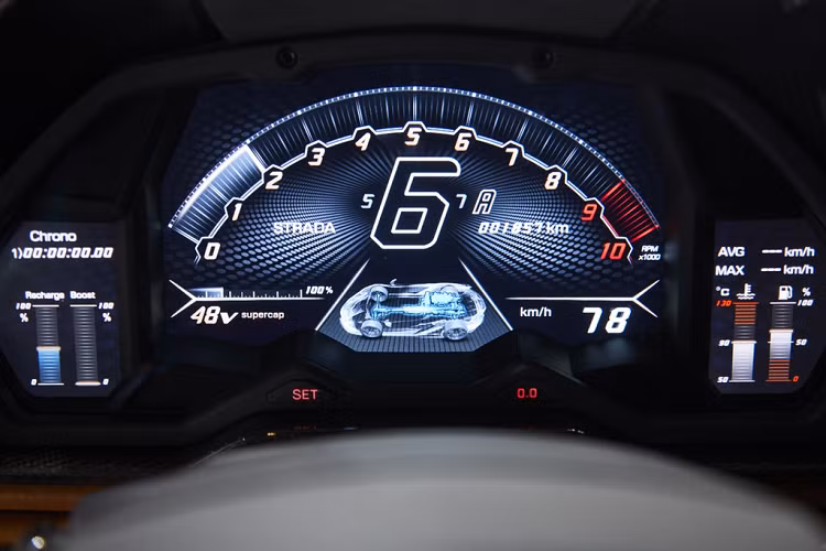 Sian là mẫu xe đầu tiên của Lamborghini sử dụng động cơ hybrid. Xe có động cơ hút khí tự nhiên V12 6.5L, sản sinh công suất 774 mã lực. Bộ mô-tơ điện với công suất 34 mã lực được tích hợp trực tiếp vào hộp số của xe, nhằm cung cấp sức mạnh tức thời cho xe 