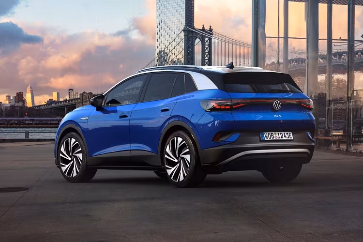 Volkswagen ID.4 AWD 2022 dự kiến sẽ cập bến các đại lý vào quý IV năm 2021. Khách hàng đã có thể đặt hàng trước thông qua trang web chính thức của Volkswagen. ID.4 là mẫu xe điện mà Volkswagen nhắm đến thị trường phổ thông với mức giá hợp lý, nhằm lôi kéo cả khách hàng của những mẫu xe đốt trong “ăn khách” khác như Honda CR-V, Toyota RAV4,...Trong tương lai, ID.4 sẽ là một đối thủ đáng gờm của VinFast nếu hãng xe Việt thực hiện kế hoạch mở bán các mẫu xe điện như VF e35 tại Mỹ.