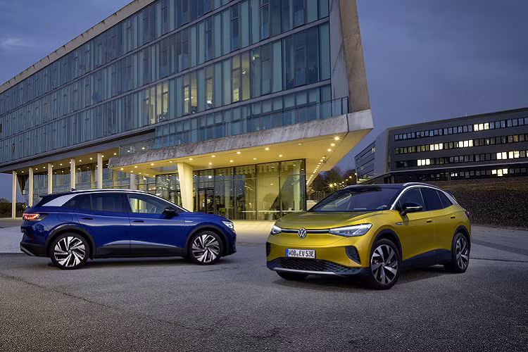 Ở phiên bản tiêu chuẩn, khoang cabin của xe Volks ID.4 2021 có thiết kế không thua kém xe sang với rất nhiều công nghệ “xịn sò”. Khách hàng sẽ nhận được màn hình giải trí cảm ứng Discover Pro 10 inch có độ hiển thị cực sắc nét. Volkswagen ID.4 sử dụng vô lăng 3 chấu bọc dạng có kiểu dáng đáy phẳng giúp mang lại cảm giác lái thích thú hơn.