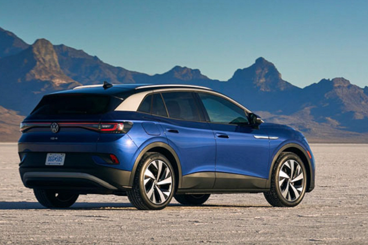 Bộ đôi động cơ điện trên ID.4 AWD Pro không có bất kỳ liên kết vật lý nào. Thay vào đó, chúng được kiểm soát thông qua hệ thống Vehicle Dynamics Manager của hãng. Hệ thống này hoạt động kết hợp với hệ thống kiểm soát ổn định điện tử và hệ thống vi sai dựa trên phanh XDS + để giữ cho cả bốn bánh xe hoạt động hài hòa.