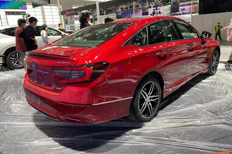 Động cơ này kết hợp với hộp số biến thiên vô cấp CVT và tiêu thụ lượng xăng trung bình 6,2 lít/100 km. Thứ hai là hệ truyền động hybrid với máy xăng 4 xi-lanh, hút khí tự nhiên, dung tích 2.0L, tạo ra công suất tối đa 145 mã lực. Kết hợp với mô-tơ điện và hộp số e-CVT, tiêu thụ lượng xăng trung bình chỉ từ 4,2 - 4,4 lít/100 km.