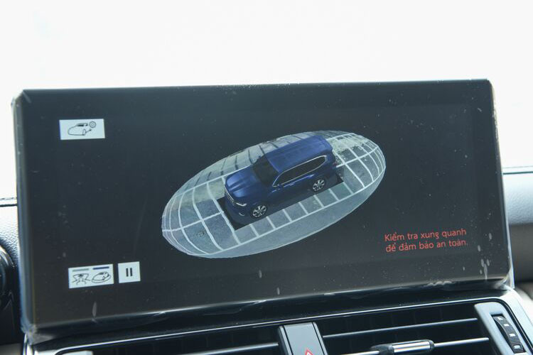 Toyota Land Cruiser thế hệ mới sử dụng hệ thống động cơ mới với máy xăng V6, dung tích 3.5 lít, tăng áp kép, sản sinh công suất tối đa 409 mã lực và mô-men xoắn cực đại 650 Nm.