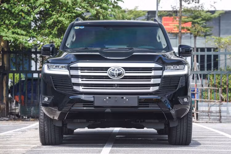 Hiện những chiếc Toyota Land Cruiser 2022 chính hãng đầu tiên của Việt Nam đã bắt đầu được bàn giao cho chủ sở hữu. Chiếc trong bài được cho là Toyota Land Cruiser 2022 đầu tiên đeo biển tại Hà Tĩnh.