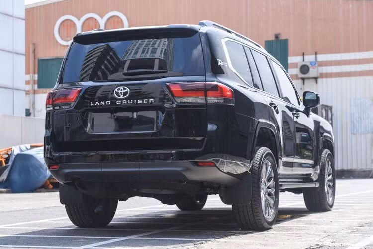 "Trái tim" này của Toyota Land Cruiser 2022 sẽ đồng hành cùng hộp số tự động 10 cấp hoàn toàn mới. Đây là sự cải tiến mạnh mẽ khi Toyota đã quyết tâm bỏ ộng cơ V8 trứ danh của dòng xe này.