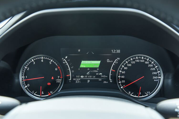 Hiện tại, giá xe Toyota Land Cruiser 2022 mới nhất tại Việt Nam theo diện chính hãng được công bố là 4,06 tỷ đồng nhưng nhiều đại lý buộc các khách phải "mua bia kèm lạc" với giá chênh lệch hơn 400 triệu đồng để nhanh chóng nhận xe trong năm nay.