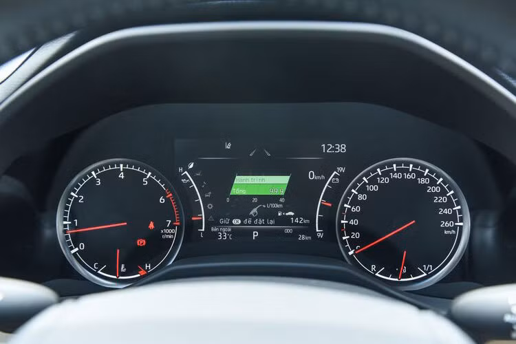 Hiện tại, giá xe Toyota Land Cruiser 2022 mới nhất tại Việt Nam theo diện chính hãng được công bố là 4,06 tỷ đồng nhưng nhiều đại lý buộc các khách phải "mua bia kèm lạc" với giá chênh lệch hơn 400 triệu đồng để nhanh chóng nhận xe trong năm nay.