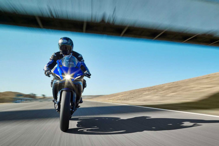 Điểm đặc biệt nhất trên mẫu xe sportbike Yamaha R7 có lẽ là dàn thân vỏ đậm chất Super Sport được thừa hưởng từ đàn anh Yamaha R1M. Từ những đường nét cắt xẻ ở dàn đầu giúp lấy gió vào bộ lọc cho đến nét vuốt đầy uyển chuyển lên bình xăng lớn, yên lái đều mang lại cảm giác đầy tốc độ của những siêu mô tô trường đua.