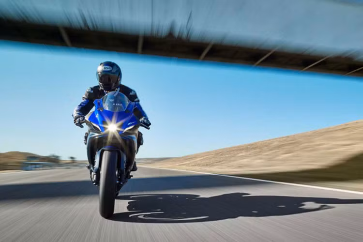 Điểm đặc biệt nhất trên mẫu xe sportbike Yamaha R7 có lẽ là dàn thân vỏ đậm chất Super Sport được thừa hưởng từ đàn anh Yamaha R1M. Từ những đường nét cắt xẻ ở dàn đầu giúp lấy gió vào bộ lọc cho đến nét vuốt đầy uyển chuyển lên bình xăng lớn, yên lái đều mang lại cảm giác đầy tốc độ của những siêu mô tô trường đua.