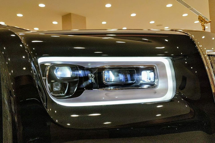 Điểm thay đổi ấn tượng nhất trên Rolls-Royce Phantom VIII dễ nhận ra nhất chính là đèn pha LED thiết kế mỏng hơn so với đàn anh. "Đôi mắt" này của xe siêu sang Rolls-Royce Phantom thế hệ thứ 8 ứng dụng công nghệ hiện đại như đèn pha Laser kết hợp cùng dải đèn LED chiếu sáng ban ngày có tầm chiếu sáng lên đến 600 m vào ban đêm.