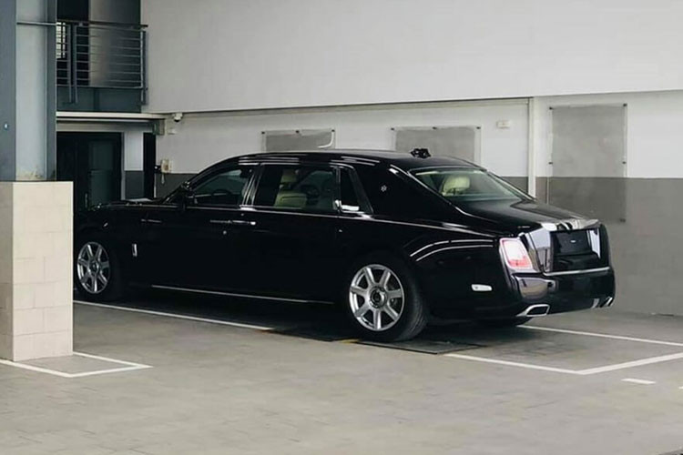 Rolls-Royce Phantom VIII sử dụng khối động cơ V12, tăng áp kép, dung tích 6.75 lít, tạo ra công suất tối đa 563 mã lực, mạnh hơn 110 mã lực so với thế hệ thứ 7 và mô-men xoắn cực đại đạt 900 Nm, tăng 180 Nm so với thế hệ cũ. Sức mạnh được truyền tới bánh thông qua hộp số tự động 8 cấp với công nghệ "hỗ trợ vệ tinh" khi sang số, xe có thể tăng tốc từ vị trí xuất phát lên 100 km/h chỉ trong thời gian 5,3 giây, nhanh hơn 0,4 giây so với thế hệ cũ.
