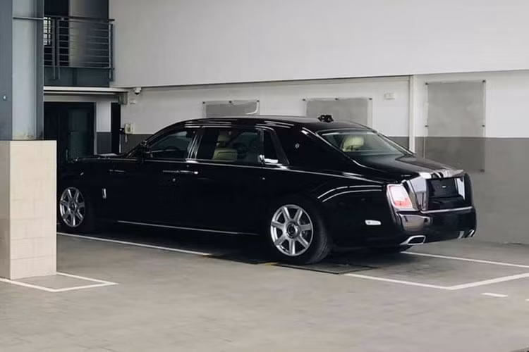 Rolls-Royce Phantom VIII sử dụng khối động cơ V12, tăng áp kép, dung tích 6.75 lít, tạo ra công suất tối đa 563 mã lực, mạnh hơn 110 mã lực so với thế hệ thứ 7 và mô-men xoắn cực đại đạt 900 Nm, tăng 180 Nm so với thế hệ cũ. Sức mạnh được truyền tới bánh thông qua hộp số tự động 8 cấp với công nghệ "hỗ trợ vệ tinh" khi sang số, xe có thể tăng tốc từ vị trí xuất phát lên 100 km/h chỉ trong thời gian 5,3 giây, nhanh hơn 0,4 giây so với thế hệ cũ.