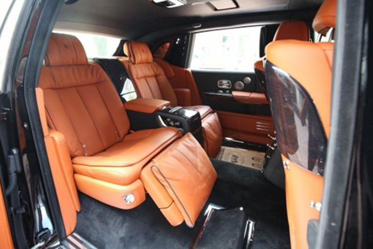 Để bảo bảo yếu tố riêng tư, Rolls-Royce còn tranh bị cho Phantom thế hệ thứ 8 vách ngăn bằng kính. Mẫu xe siêu sang Rolls-Royce Phantom thế hệ thứ 8 cũng được trang bị 2 màn hình màu TFT 12,3 inch hoàn toàn mới, các ghế ngồi thoải mái hơn, cách âm tốt hơn so với thế hệ cũ, chẳng hạn khi xe chạy tốc độ gần 100 km/h, sự yên tĩnh của Rolls-Royce Phantom thế hệ thứ 8 đã tăng hơn 10% so với bản cũ.