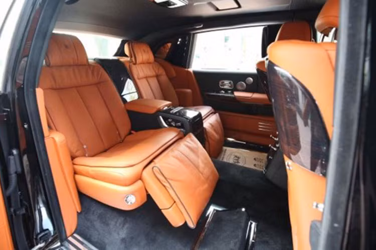 Để bảo bảo yếu tố riêng tư, Rolls-Royce còn tranh bị cho Phantom thế hệ thứ 8 vách ngăn bằng kính. Mẫu xe siêu sang Rolls-Royce Phantom thế hệ thứ 8 cũng được trang bị 2 màn hình màu TFT 12,3 inch hoàn toàn mới, các ghế ngồi thoải mái hơn, cách âm tốt hơn so với thế hệ cũ, chẳng hạn khi xe chạy tốc độ gần 100 km/h, sự yên tĩnh của Rolls-Royce Phantom thế hệ thứ 8 đã tăng hơn 10% so với bản cũ.