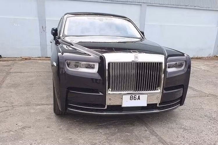 Giá xe Rolls-Royce Phantom VIII tại Việt Nam từng được đại lý Rolls-Royce Motor Car Hà Nội đưa ra mức giá lên đến 46,2 tỷ đồng dành cho phiên bản tiêu chuẩn và Rolls-Royce Phantom thế hệ thứ 8 thuộc bản trục cơ sở dài có giá 54,3 tỷ đồng. Trong khi đó, đại lý Rolls-Royce hiện tại vẫn chưa công bố giá bán và được biết sẽ khai trương showroom chính hãng vào Quý II này.