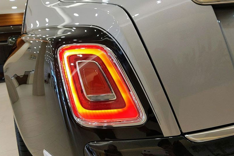 Thân xe được trang bị bộ mâm 22 inch, gương chiếu hậu tích hợp camera và sở hữu loạt tính năng hiện đại như sấy kính, cảnh báo điểm mù, nhớ vị trí, hay tự động điều chỉnh khi lùi xe. Đuôi xe không có sự thay đổi lớn khi cụm đèn hậu vẫn là dạng LED, ống xả kép 2 bên được bọc crom cùng camera lùi và cảm biến...