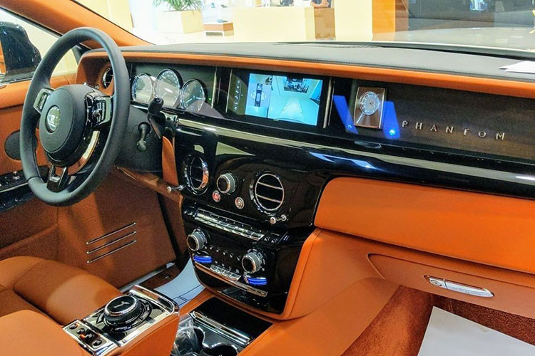 Hãng xe siêu sang Rolls-Royce không giới hạn thiết kế cho nội thất của Phantom thế hệ thứ 8, khách hàng có thể chọn một gốc cây mình yêu thích để yêu cầu hãng xe Anh quốc nghiên cứu ốp lên nội thất xe, hay các ghế ngồi cũng như trần xe hoàn thành với màu sơn mình mong muốn.
