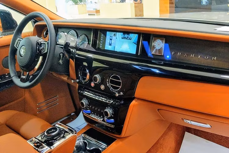 Hãng xe siêu sang Rolls-Royce không giới hạn thiết kế cho nội thất của Phantom thế hệ thứ 8, khách hàng có thể chọn một gốc cây mình yêu thích để yêu cầu hãng xe Anh quốc nghiên cứu ốp lên nội thất xe, hay các ghế ngồi cũng như trần xe hoàn thành với màu sơn mình mong muốn.