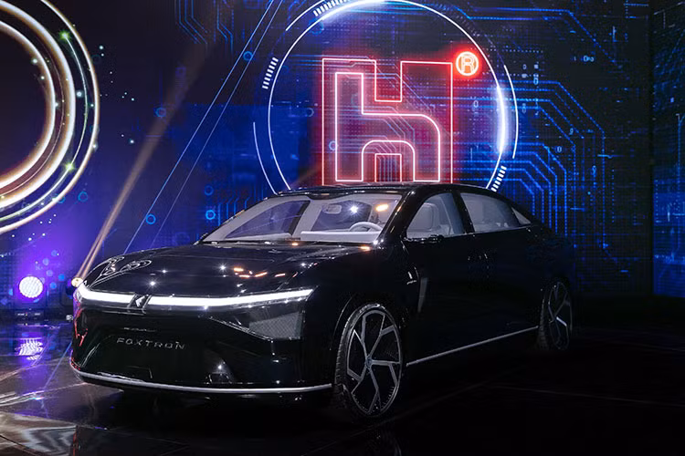 Mới đây, Foxconn - nhà sản xuất Apple iPhone đã đồng lúc giới thiệu 3 mẫu xe điện mới tinh, bao gồm SUV Model C, xe buýt Model T, và Foxconn Model E chạy điện. Trong đó, mẫu sedan đã được hợp tác thiết kế với Pininfarina, nhà thiết kế lừng danh của Ý.