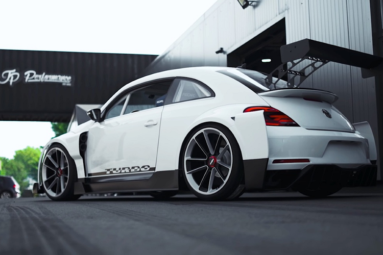 Toàn bộ ngoại thất của xe được thiết kế theo phong cách xe đua DTM thịnh hành tại châu Âu. Chiếc xe được bổ sung dàn đèn trợ sáng màu cam tại vị trí cản trước.