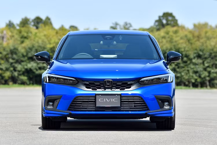 Với gói độ Honda Civic Hatchback 2022, xe sở hữu cản trước mới, ốp tai gương ngoại thất và bộ mâm 18 inch hợp kim nhôm thiết kế mới cùng 2 tông màu tương phản.