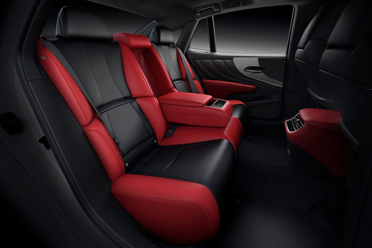 Bên trong, chiếc sedan đầu bảng của Lexus có các tùy chọn màu nội thất gồm Chateau, Hazel và Black. Các trang bị tiêu chuẩn gồm nội thất bọc da bán tổng hợp, hàng ghế trước chỉnh điện 28 hướng tích hợp sưởi ấm và làm mát, hàng ghế sau chỉnh 18 hướng, điều hòa 4 vùng tự động.