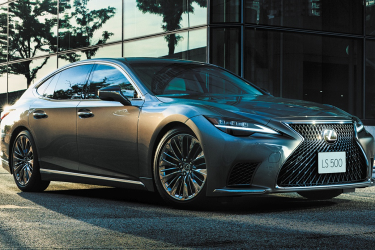 Sau Thái Lan, Malaysia là thị trường tiếp theo ở Đông Nam Á ra mắt Lexus LS 2021. Khác với Thái Lan có đến 4 phiên bản, Lexus LS 2021 mới tại Malaysia chỉ 2 phiên bản là LS 500 Luxury (253.200 USD - khoảng hơn 5,8 tỷ đồng) và LS 500 Executive Kiriko (322.700 USD - hơn 7,4 tỷ đồng).
