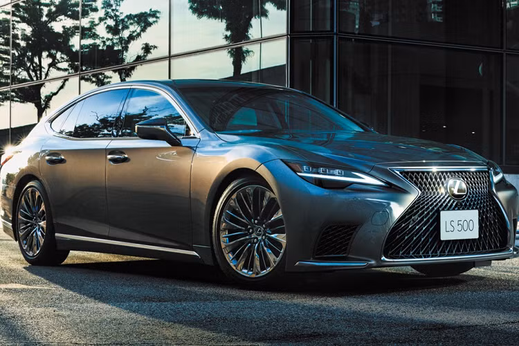 Sau Thái Lan, Malaysia là thị trường tiếp theo ở Đông Nam Á ra mắt Lexus LS 2021. Khác với Thái Lan có đến 4 phiên bản, Lexus LS 2021 mới tại Malaysia chỉ 2 phiên bản là LS 500 Luxury (253.200 USD - khoảng hơn 5,8 tỷ đồng) và LS 500 Executive Kiriko (322.700 USD - hơn 7,4 tỷ đồng).