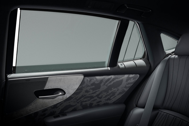 Phiên bản LS 500 Executive Kiriko có nội thất đen hoặc tone đỏ đen. Điểm đặc biệt là bản này có thêm gói trang trí cao cấp Kiriko Cut Glass (nghệ thuật khắc kính thủ công của nghệ nhân Nhật Bản). Gói này khiến phiên bản LS 500 Executive Kiriko đắt hơn bản còn lại đến 60.000 USD.