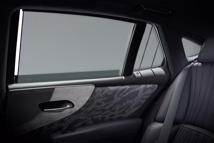 Phiên bản LS 500 Executive Kiriko có nội thất đen hoặc tone đỏ đen. Điểm đặc biệt là bản này có thêm gói trang trí cao cấp Kiriko Cut Glass (nghệ thuật khắc kính thủ công của nghệ nhân Nhật Bản). Gói này khiến phiên bản LS 500 Executive Kiriko đắt hơn bản còn lại đến 60.000 USD.