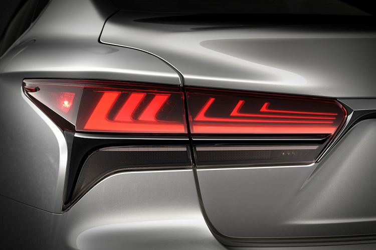 Ở phía sau, cụm đèn hậu của LS 2021 được sơn màu khói thay vì mạ viền chrome như đời trước. Bên cạnh đó, xe còn có các chi tiết sơn đen Piano và bộ mâm hợp kim 20 inch.