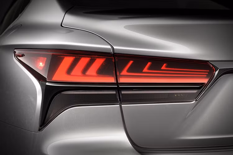 Ở phía sau, cụm đèn hậu của LS 2021 được sơn màu khói thay vì mạ viền chrome như đời trước. Bên cạnh đó, xe còn có các chi tiết sơn đen Piano và bộ mâm hợp kim 20 inch.