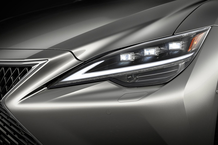 Hệ thống đèn trước của LS 2021 có chút khác biệt. Xe có cụm đèn LED được thay đổi thiết kế với 3 bóng LED tách rời, tích hợp công nghệ đèn pha thích ứng AHS. Đèn daylight tích hợp đèn báo rẽ hình mũi tên lồng vào giữa cụm đèn chính.