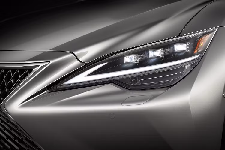 Hệ thống đèn trước của LS 2021 có chút khác biệt. Xe có cụm đèn LED được thay đổi thiết kế với 3 bóng LED tách rời, tích hợp công nghệ đèn pha thích ứng AHS. Đèn daylight tích hợp đèn báo rẽ hình mũi tên lồng vào giữa cụm đèn chính.